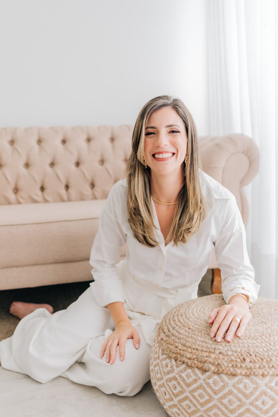 Carolina Ferraz sorrindo, sentada no consultório